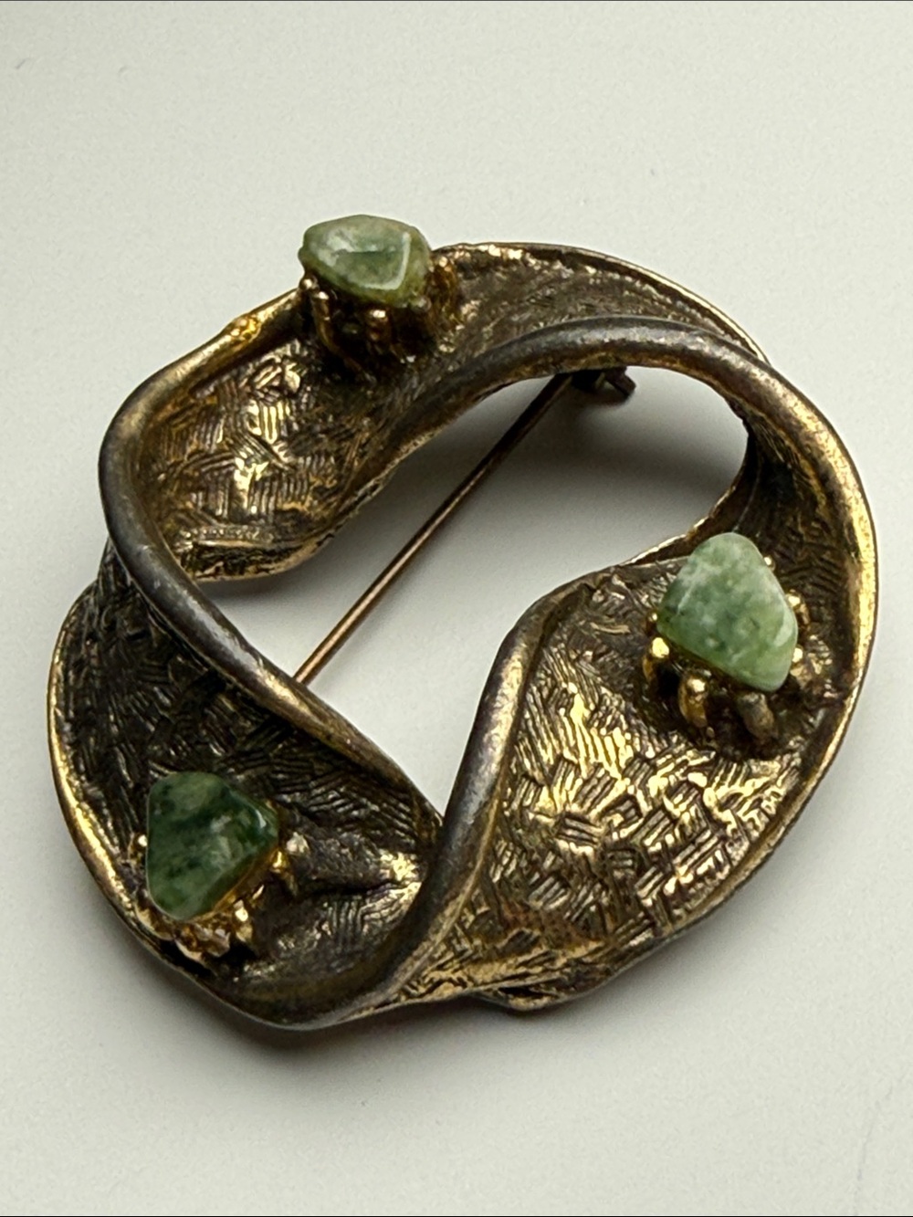 Vintage brutalist Green Stone Circle Brooch MCM nugget pin - Picture 2 of 14